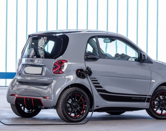 Die neue Generation: smart EQ fortwo coupé;Stromverbrauch kombiniert 16,5 – 14,0 kWh/100km, CO2-Emissionen kombiniert: 0 g/km*The new generation: smart EQ fortwo coupé;Combined electrical consumption 16.5 – 14.0 kWh/100km, combined CO2 emissions: 0 g/km*